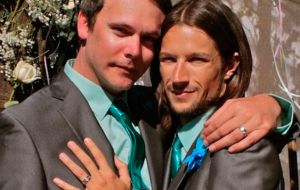 La querella enfrenta a un repostero del estado de Colorado, Jack Phillips, y a dos hombres hoy en día casados, Dave Mullins y Charlie Craig. 