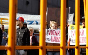 Venezolanos protestando contra las elecciones del pasado 20 de mayo; ya son 82.000 los venezolanos que residen en Uruguay. Foto: Sebastián Astorga