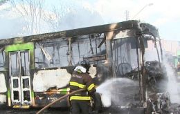 Dos ómnibus fueron incendiados en la madrugada del miércoles en Ribeirao das Neves, en el área metropolitana de Belo Horizonte, capital de Minas Gerais.