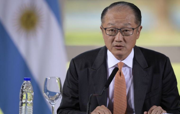  “Argentina ha hecho avances muy importantes, pero aún enfrenta desafíos y estamos listos para apoyar e impulsar esos esfuerzos”, dijo Jim Yong Kim