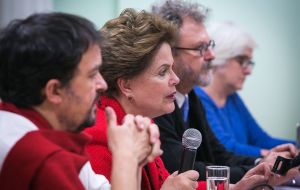 “Mi candidatura representa la esperanza y la vamos a llevar hasta las últimas consecuencias porque tenemos a nuestro lado a la fuerza del pueblo”, leyó Rousseff