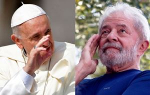 “El papa Francisco envió un rosario al presidente Lula, preso político hace 67 días. El presidente recibió el rosario en la sede de la Policía Federal en Curitiba”