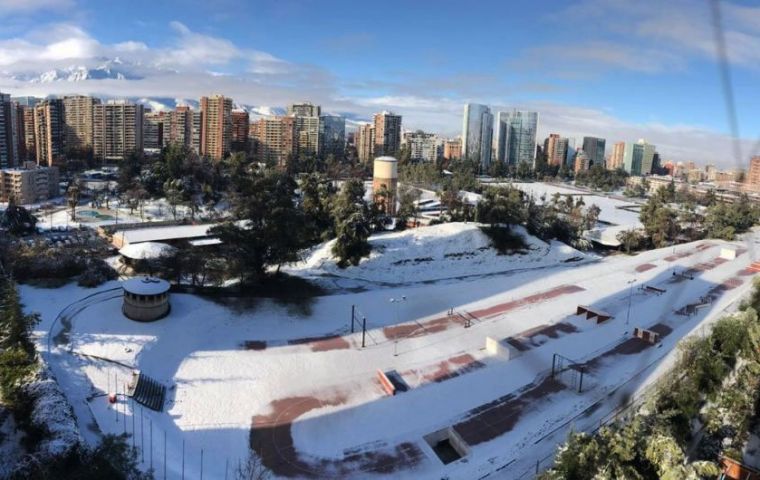  Santiago de Chile amaneció el lunes azotado por agua nieve y una fina capa de nieve en algunas regiones de la metrópoli