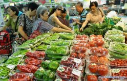 Los alimentos se encarecieron solamente un 0,1%, a pesar que los precios de los huevos subieron un 24,7%, los de verduras 10%, y el cordero un 13,5%. (Xinhua)