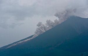 El instituto encargado de controlar la actividad del volcán informó sobre “descenso de flujos piroclásticos” desde una “cortina de ceniza” de hasta 6.000ms de altura