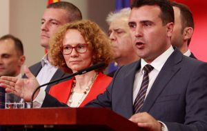 En una comparecencia ante la prensa en Skopie, que se celebró al mismo tiempo, Zaev recalcó que ”la lengua macedonia y la identidad étnica están garantizadas“.