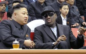 Otra escena peculiar en Singapur fue la aparición de la ex estrella del baloncesto, Dennis Rodman, quien también es amigo de Kim y ha visitado Pyongyang