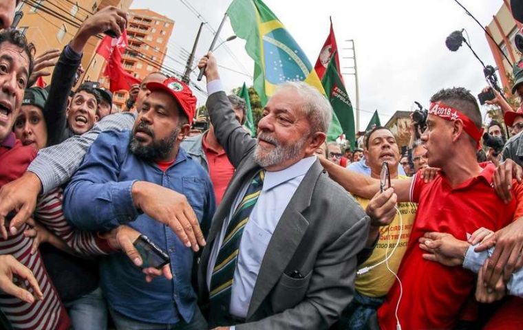 Según el sondeo de Datafolha, Lula (2003-2010) tiene el 30% de la intención de voto de los brasileños, a pesar de cumplir una pena de 12 años por corrupción