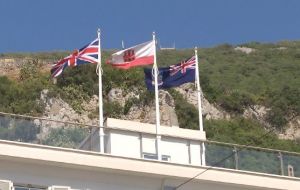 La bandera de las Falklands flamea junto a la de Gibraltar y la del Reino Unido desde la sede del gobierno del peñón, No 6 Convent Place