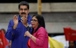 ”Su primera tarea: el diálogo nacional (...). Acá tienen una vicepresidenta para el diálogo, la reconciliación, el entendimiento”, dijo Maduro al juramentar a Delcy