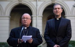 El sacerdote español, Jordi Bertomeu (der) señaló que en dos días de visita en Chile ya se reunieron con 94 víctimas de abusos sexuales en el interior del clero. 
