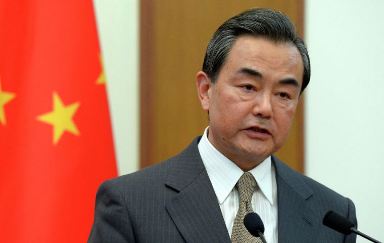 “Si Estados Unidos adopta medidas proteccionistas unilaterales que afecten a los intereses chinos, reaccionaremos de inmediato” dijo la cancillería en Beijing