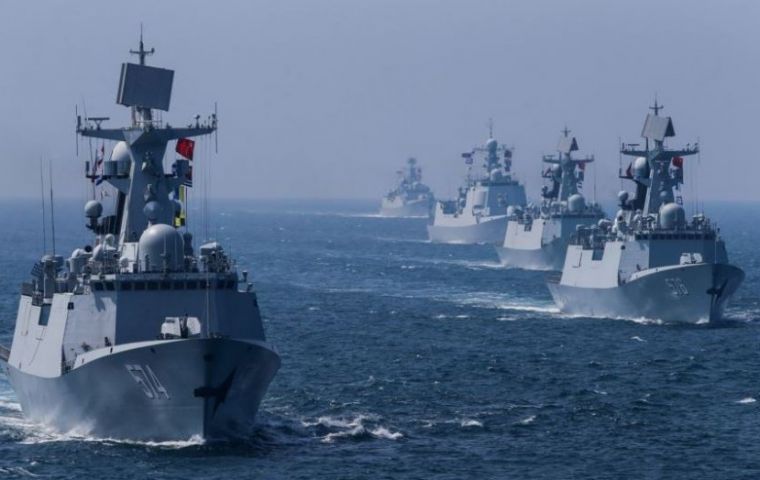 China tiene desplegados 330 buques y 66 submarinos (396 en total). EE.UU. despliega actualmente un total de 283: 211 buques y 72 submarinos.