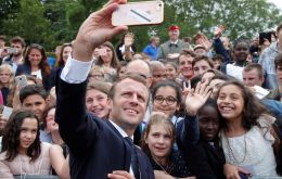 Macron le recordó que estaba en un acto oficial y por tanto se cantaba la Marsellesa y el Canto de los Partisanos. ”Me llamas señor Presidente de la República o señor”