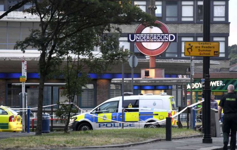 La Metropolitan Police anunció haber sido avisada a las 19H03 por teléfono “de una explosión” en la estación de Southgate, en el norte de la capital.