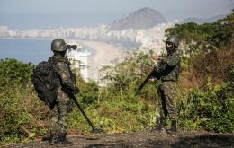 En la operación en las favelas de Babilonia y Chapeu Mangueira en el barrio de Leme, participaron 1.800 militares, 50 policías, blindados y aeronaves