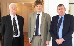 MLAs Roger Edwards e Ian Hansen con H.E Jonathan Allen, Embajador y Representante Permanente Adjunto para el Reino Unido ante la ONU