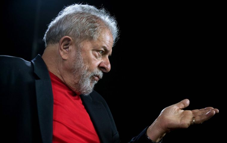 Lula cumple una condena de 12 años y un mes de cárcel en Curitiba tras ser acusado de corrupción pasiva y lavado de dinero en primera y segunda instancia
