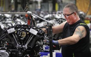 Trasladar fábricas al exterior, insumirá a Harley Davidson entre 9 y 18 meses; de manera que entretanto la empresa absorberá el alza de costos, anunció en una nota.
