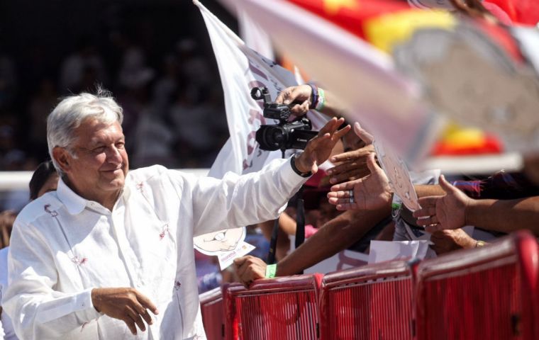 La encuesta de Consulta Mitofsky mostró que López Obrador, ex alcalde de Ciudad de México, cuenta con un apoyo del 37,7% de los votantes