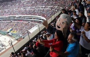 López Obrador, quien lidera las encuestas con un 47% de las intenciones de voto y el 92% de probabilidad de ganar, se muestra como un ejemplo capaz de “cambiar el rumbo” del país.