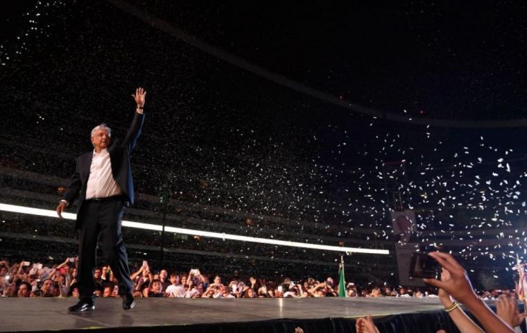 Más de 100.000 personas atendieron al cierre de campaña de Andrés Manuel López Obrador en el estadio Azteca