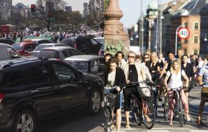 Según cifras oficiales, más de la mitad de los viajes en auto son de trayectos inferiores a 7,5kms diarios, una “buena distancia para hacer en bicicleta”