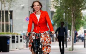 Van Veldhoven dijo se busca “estimular el ciclismo” y atraer viajeros adicionales a los carriles bici: “Quiero que hagamos 3.000 millones de kms más en bicicleta”