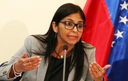 ”Frente al presidente de la CIJ en La Haya le ratificamos a Guyana la invitación para que prosiga y reanude el camino de la negociación”, insistió Delcy Rodríguez