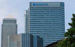 Entidades bancarias británicas como Barclays moverían empleos de Londres a Frankfurt mientras se preparan para la salida de Gran Bretaña de la UE.