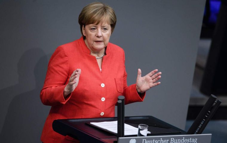  EE.UU. ya originó un “conflicto comercial” tras haber impuesto derechos de aduana a las importaciones de acero y de aluminio, afirmó Merkel en Berlín. 