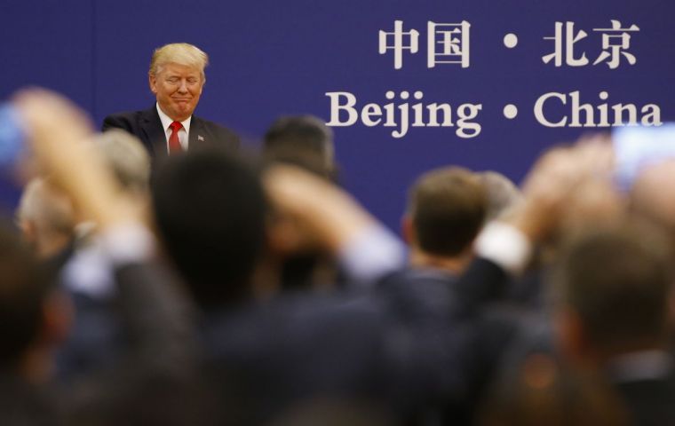Horas antes que los aranceles entraran en vigor, Donald Trump advirtió que podrían imponer aranceles sobre bienes chinos hasta US$500.000 millones