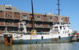Pesquero español “Dorneda” en puerto de Montevideo