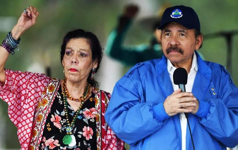 Daniel Ortega, ex guerrillero y su esposa, Raquel Murillo, una poetisa excéntrica ataviada de pulseras y pañuelos son la pareja que pretende aferrarse al poder.