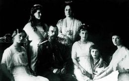 Los bolcheviques fusilaron a Nicolás II, a la zarina Alejandra y a sus cinco hijos la madrugada del 17 de julio de 1918, poniendo fin a 300 años de dinastía Romanov