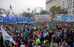 La protesta terminó próximo al Banco Central donde se leyó una carta en la que aseguran que el acuerdo con el FMI es rechazado por la sociedad argentina