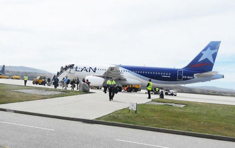 LATAM actualmente brinda el único vuelo comercial semanal entre la Islas y Chile  
