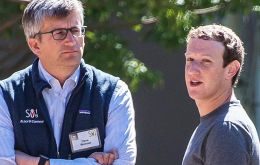 El recurso presentado por el accionista James Kacouris acusó a Facebook, Zuckerberg y al jefe de Finanzas David Wehner  (D) por declaraciones engañosas