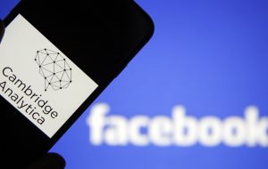 Facebook ha enfrentado decenas de demandas por el manejo de los datos de sus usuarios en medio de un escándalo que involucra a la firma Cambridge Analytica