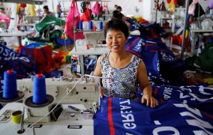 La fábrica ha producido unas 90,000 banderas desde marzo, dijo la gerente Yao Yuanyuan, número elevado para lo que es normalmente la temporada baja