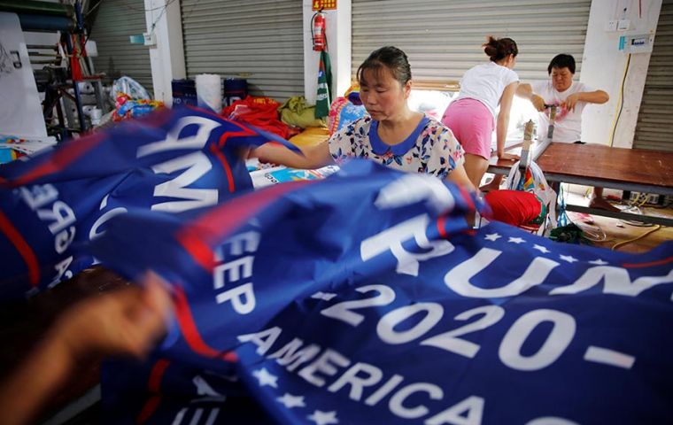 En la compañía Jiahao Flag Co Ltd, en la provincia de Anhui, las trabajadoras utilizan máquinas de coser para plegar los bordes de las banderas “Trump 2020”