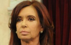 Entre los 20 imputados figura la ex presidente y actual senadora Cristina Kirchner, quien fue citada a indagatoria el 13 de agosto