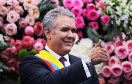 En una ceremonia celebrada en la Plaza de Bolívar, Iván Duque insistió en su interés de “corregir” el acuerdo con la guerrilla de las FARC. 