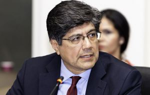 El ministro de RR.EE., José Valencia, tuiteó que ”hemos decidido declarar la emergencia en tres provincias para garantizar la protección de derechos