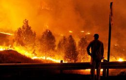 Más de 14.000 bomberos combaten más de una decena de incendios de grandes proporciones en toda California