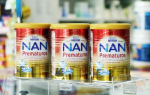 El miércoles 7 de agosto, se encontró en uno de los lotes la presencia de moho, determinándose el bloqueo de toda distribución en Chile de PreNan de Nestlé