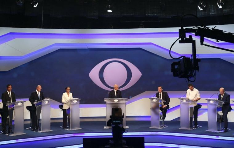 Organizado por Bandeirantes el debate se prolongó hasta pasada la una de la madrugada, con participación de ocho de los trece candidatos para el 7 de octubre