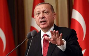 “Nos enfrentamos de nuevo a un complot político disimulado. Con la ayuda de Dios, lo superaremos”, afirmó el domingo el jefe del Estado turco Erdogan