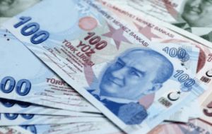  La Lira ganó el martes en pocas horas un 8%, alrededor de las 7,5 liras por euro y 6,5 por dólar, valores cercanos a los que mantuvo durante el fin de semana pasado.