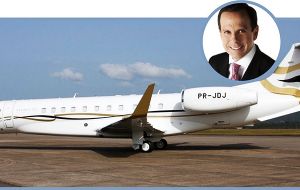 El millonario Pero João Doria, hace campaña para gobernador de São Paulo en su  jet privado y sufraga el coste de pancartas y carteles con que es recibido